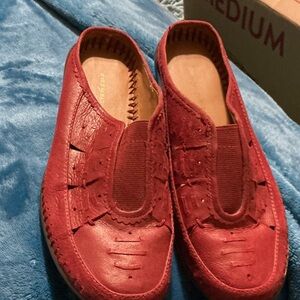 Easy Spirit Women's Red Woven Slip-On Slippers, leather, gently worn.